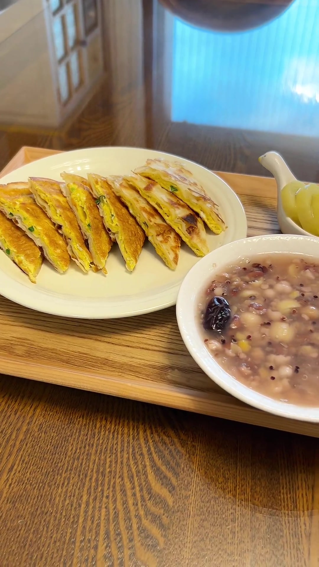 早餐吃一碗杂粮粥真的很舒服,搭配葱花虾皮手抓饼,一上午都不会感觉饿,元气满满!小学生早餐