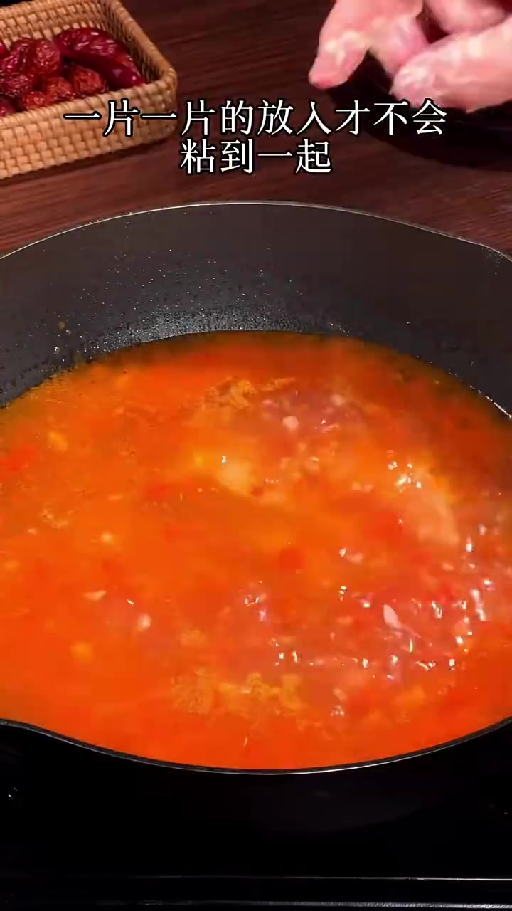 很多人西红柿只会拿来炒鸡蛋,试试西红柿滑肉汤,照着我这样做,滑肉不混汤,肉比凉粉还滑!美味