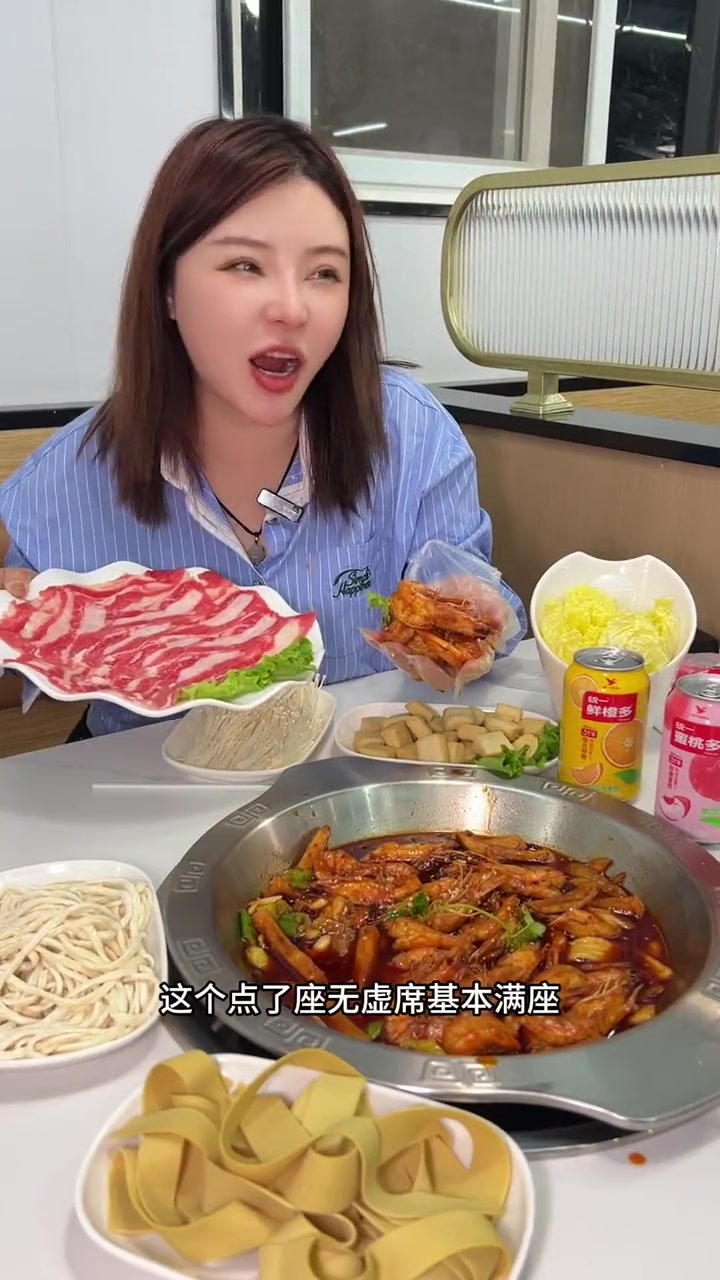 王婆大虾招牌大虾锅套餐4盘菜1盘肉1个手工面118了 妈呀太香了 干锅虾 香辣虾 这家店回