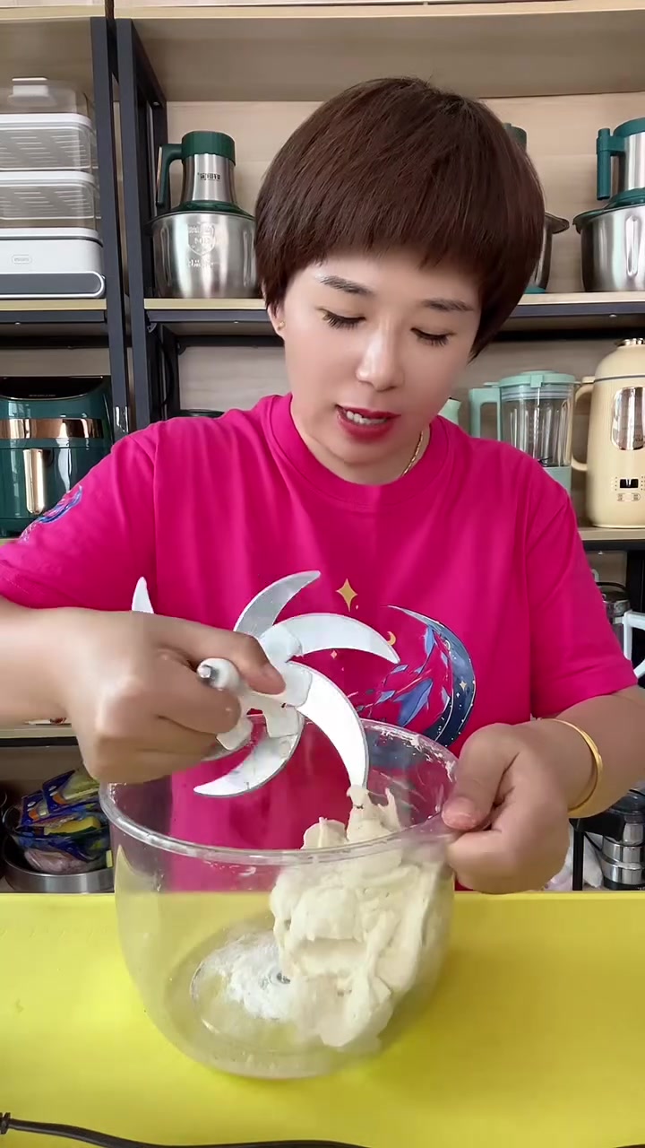 用新款五百瓦大绞肉机。和面只需要不到一分钟,新升级七个档位的 功能更多 这款是顶圣厂家出的