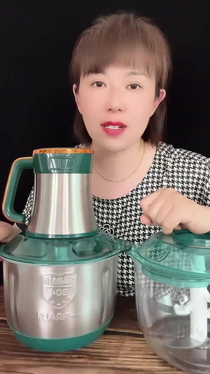 新升级五升大容量绞肉机。这几天厂家活动 送的礼物还多。现在买太实惠了 五百瓦电机动力强劲。