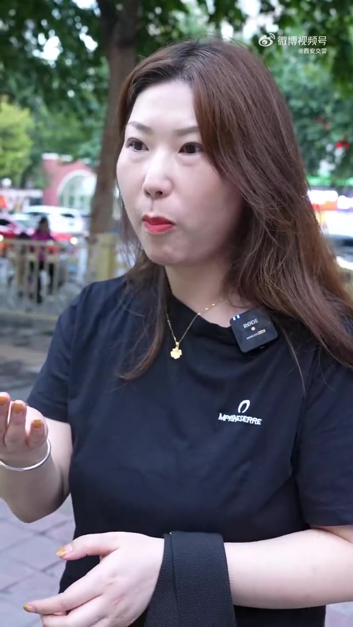 「西安交警测评酒心巧克力」继酱香拿铁之后,酒心巧克力又来了。预判到了大家肯定会问吃完酒心巧