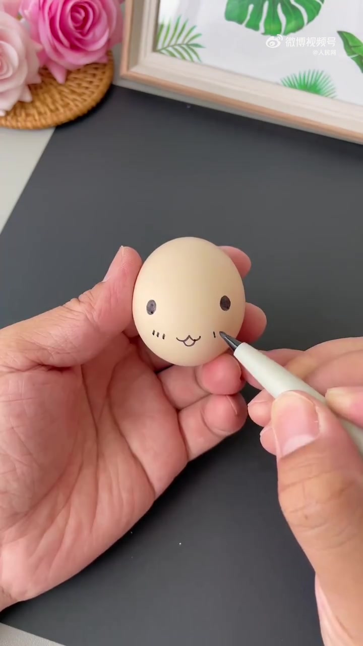 「转需!简单易学的鸡蛋壳兔子灯」中秋节快到了,用鸡蛋壳做一个小兔子灯吧!小巧可爱,简单易学