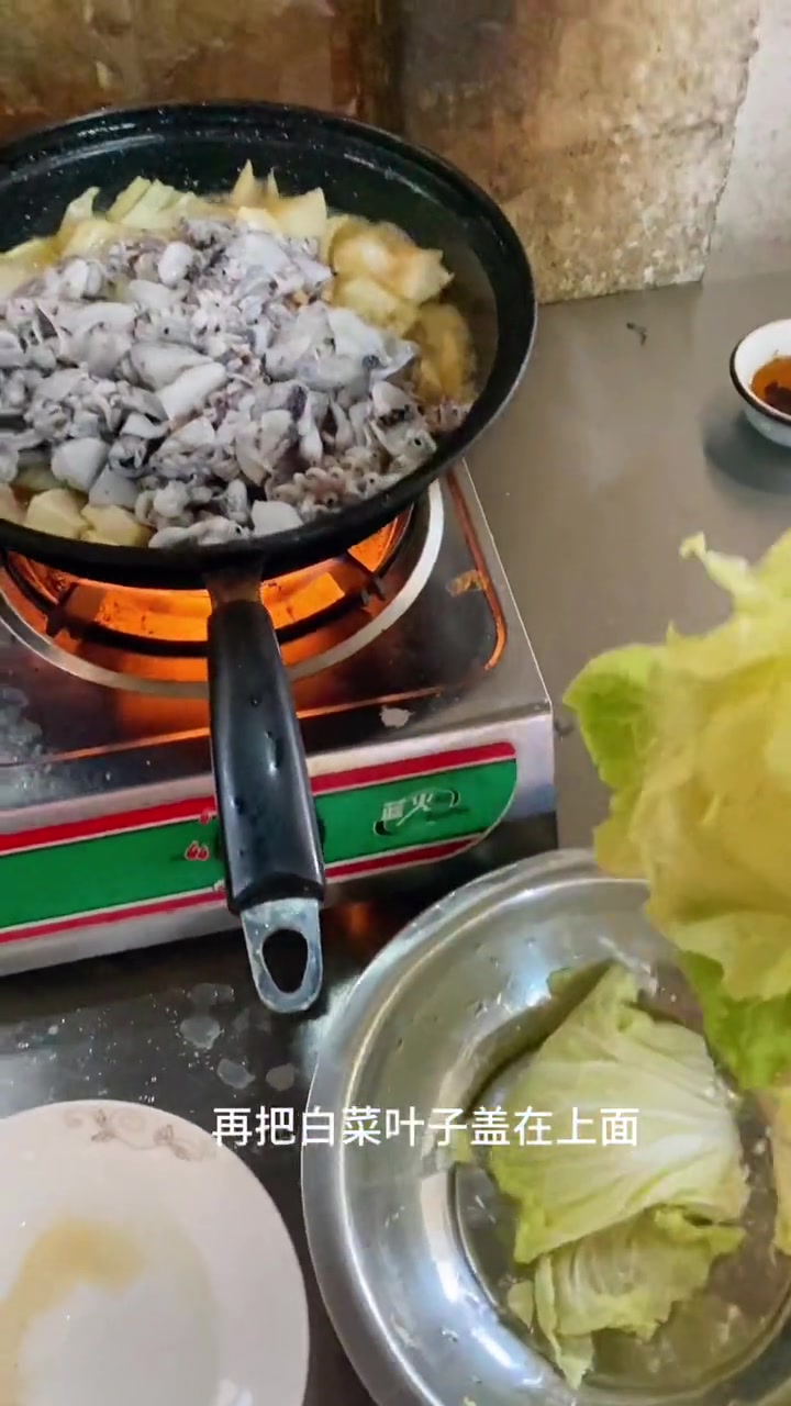 墨鱼家常做法,炖大白菜,乌子煨肉做法。小墨鱼也很鲜,市场上7.5一斤。墨鱼 乌子煨肉 海鲜