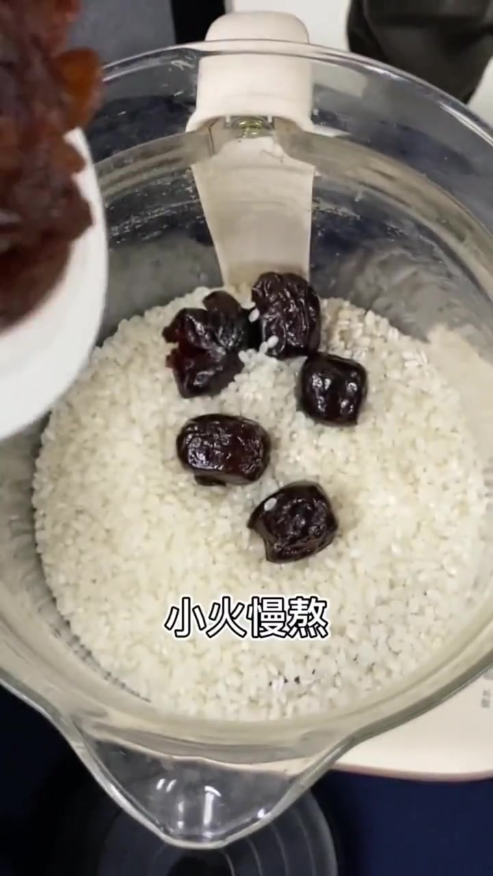 五谷杂粮,健康美味!青藏高原的青稞米,口感香糯,营养丰富,吃起来让人心安。加入青稞麦仁和杂