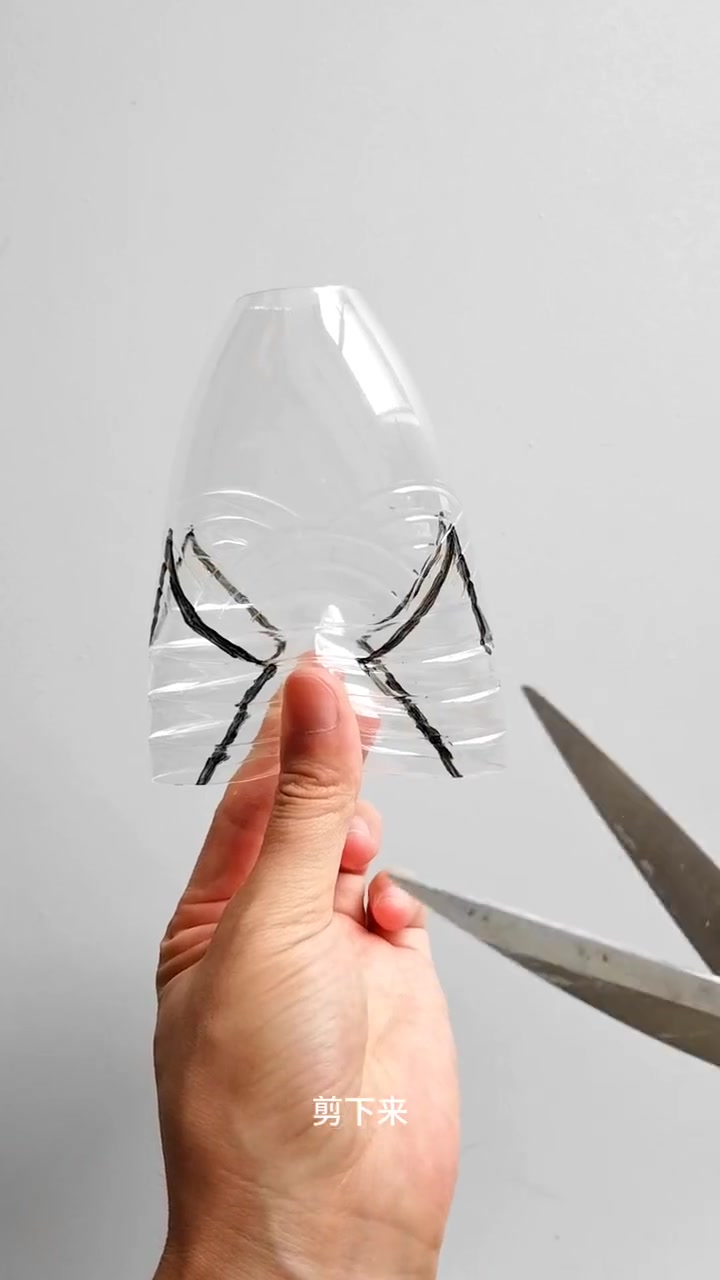 中秋节快到了,用塑料瓶来做一个可爱的小鱼灯笼吧!中秋节手工灯笼 中秋节手工 鱼灯 废物利用