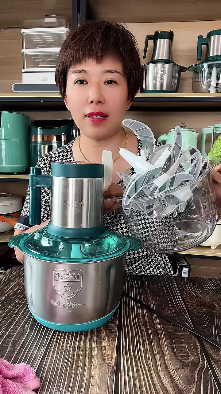 这款是鑫昌泰品牌绞肉机。四升的容量。家里1-10口人都能够使用,需要的点开左下角小黄车直接