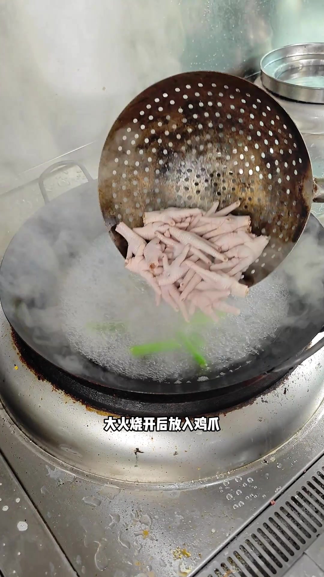 秋风起正是吃螃蟹的好季节,肉蟹煲美食来袭