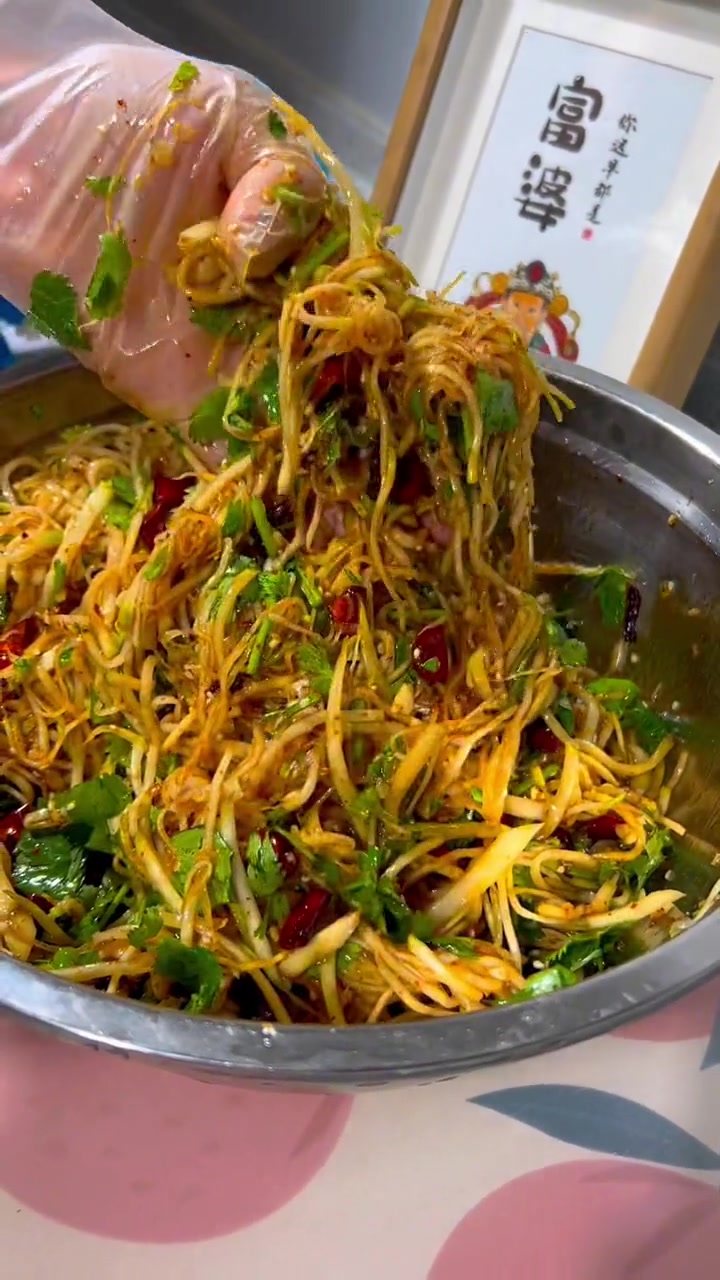 又到了一年一度吃芥菜的季节啦,真的吃不够啊!南方的宝子们吃过吗?芥菜疙瘩咸菜 芥菜丝 芥菜