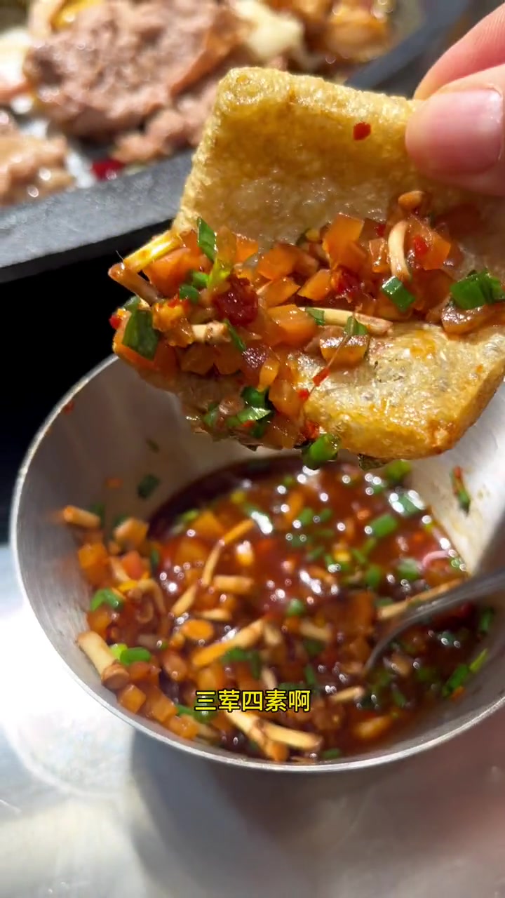 39.9就可以吃毕节活油烙锅,就在喷水池国贸后面的彝家经典毕节烙锅哦,好吃不贵非常实惠 贵