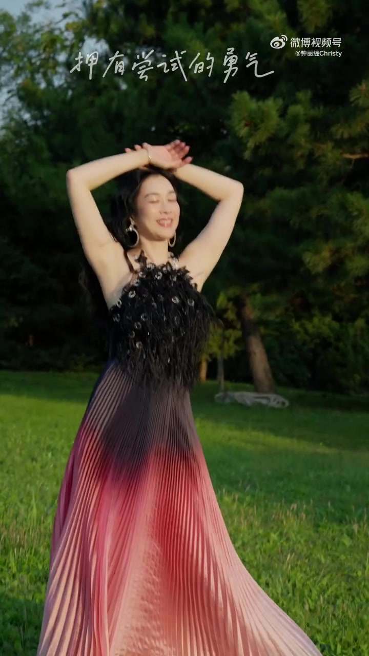 今天,我53岁啦,同时,今年我也出道30周年啦。一路走来,很幸运给大家带来了一些难忘的角色