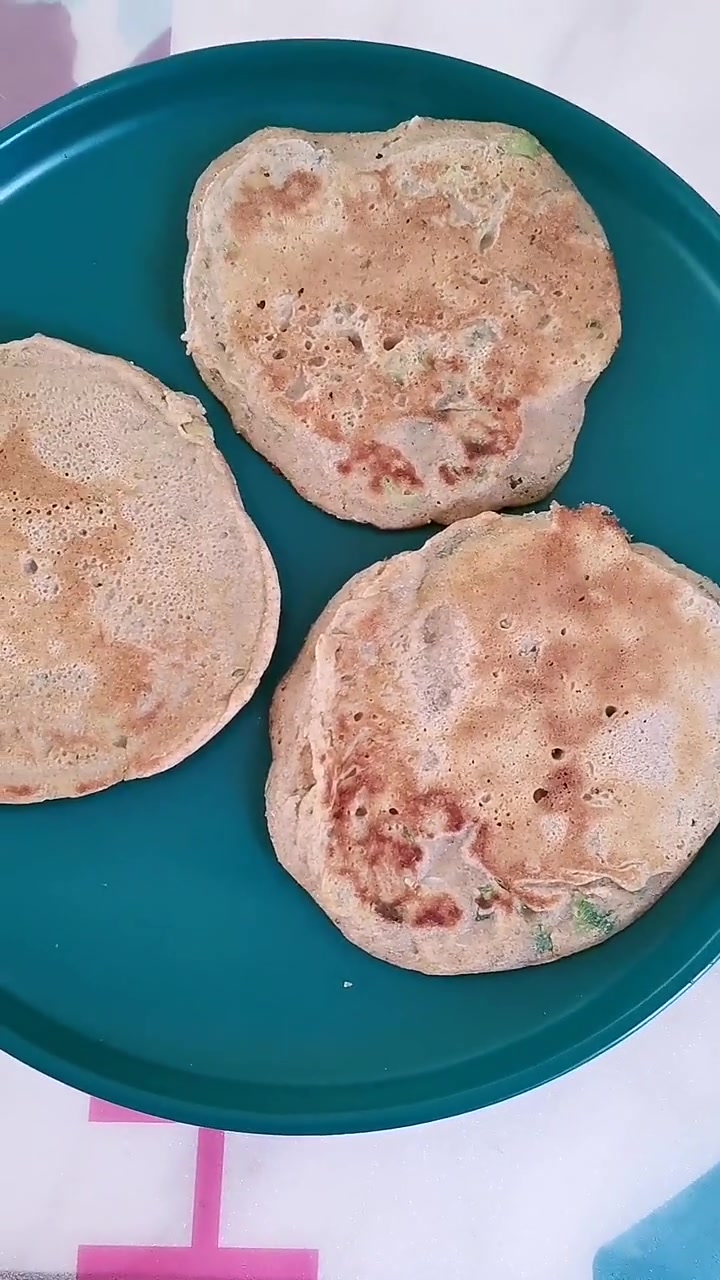 特别松软好吃的葱花鸡蛋饼,燕麦麸皮粉加全麦粉,一个鸡蛋,一包纯牛奶,做法简单!