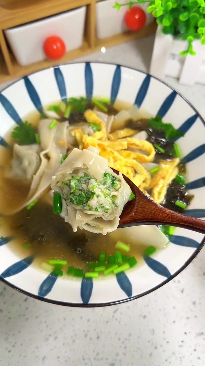 早上不知道吃什么就给孩子煮份原麦荠菜鲜肉大馄饨,一直吃的老上海吴茂兴家的,味道鲜美 全家都