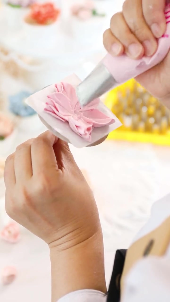 一分钟轻松学会韩式裱花圣诞玫瑰!想学习蛋糕裱花,又不知道去哪里!那你一定要知道太原欧米奇西