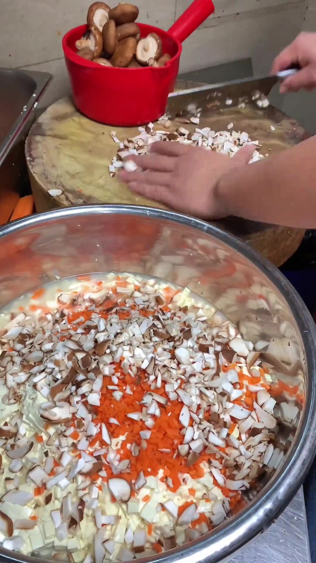 最近肉涨价的很厉害,今天用20快钱,做80个人的汤,分享一道香菜豆腐羹,味道还可以 公司食