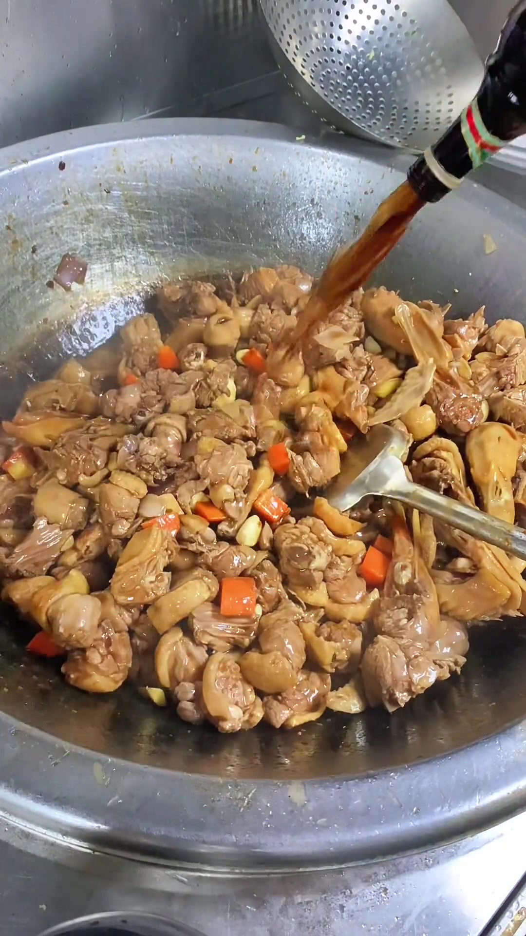 家里的甘蔗吃不完怎么办?那可以试下这道甘蔗烧番鸭。简简单单,操作方便。大锅菜 我是美食创作