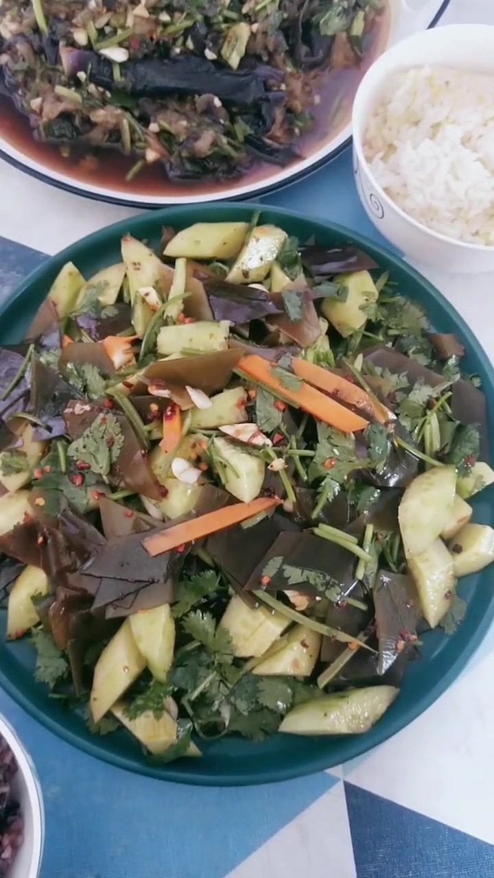报菜名,凉拌海带黄瓜,蒸茄子,干豆腐,主食杂粮米饭!