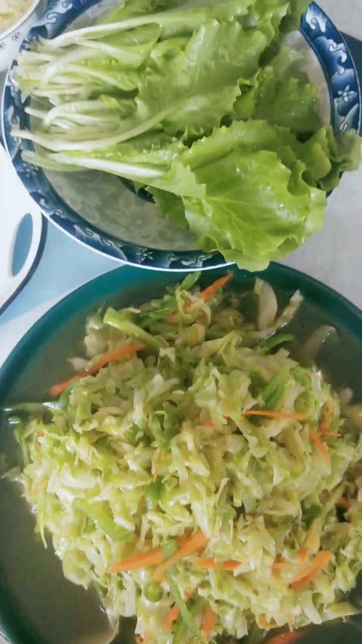 哈哈,报菜名!红烧排骨,凉拌黄瓜,爆炒圆白菜丝,炒青椒,主食我的杂粮米饭!