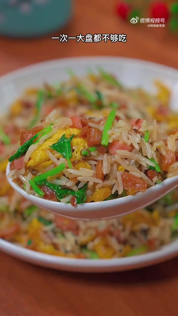 不要总是做扬州炒饭了,来点新花样,今天做个外婆菜蛋炒饭,也是非常好吃滴。锅中油热,下两个鸡