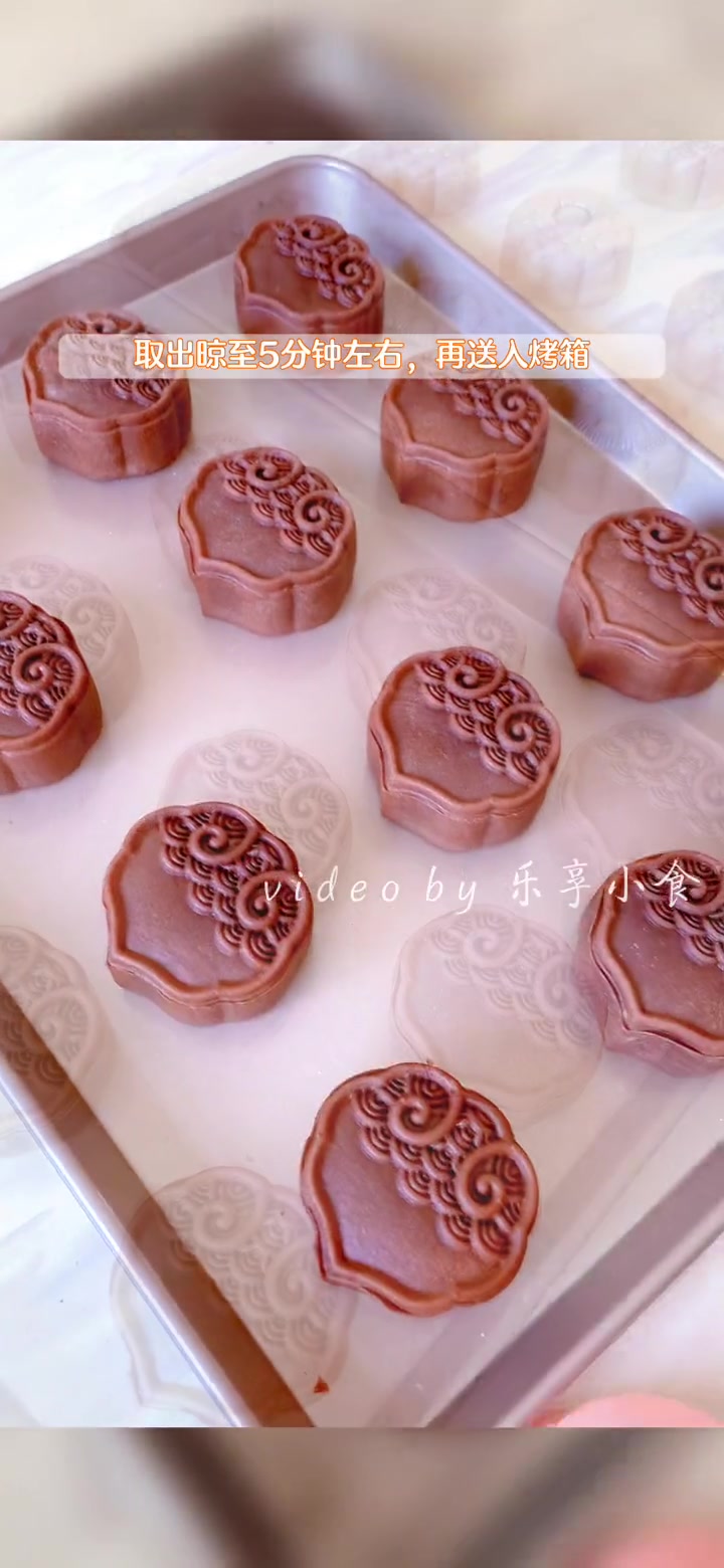 中秋节怎么能少了巧克力月饼呢?巧克力控的小伙伴一定要做这款月饼,浓浓的巧克力香加上酸酸甜甜