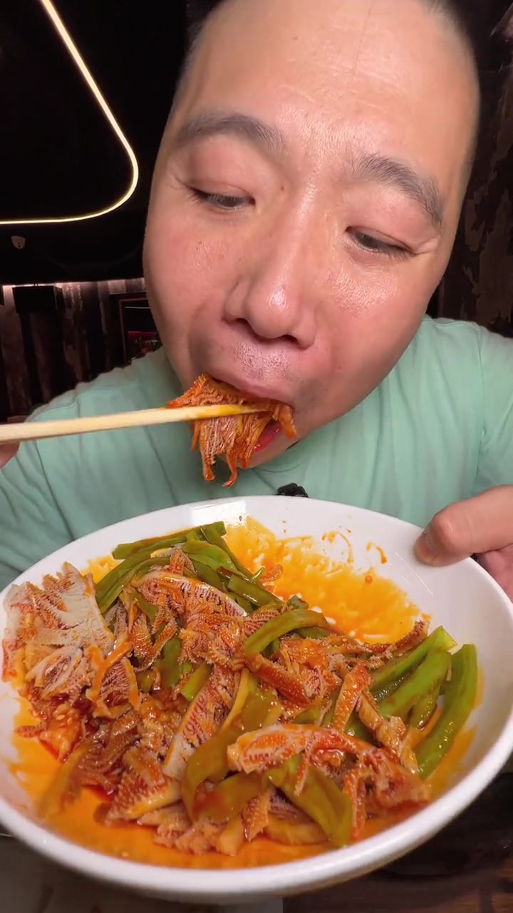 一家伴随我成长的烧烤店……全新升级的菜品更值得大家来品鉴 特色烧烤 这个烧烤真的很好吃的