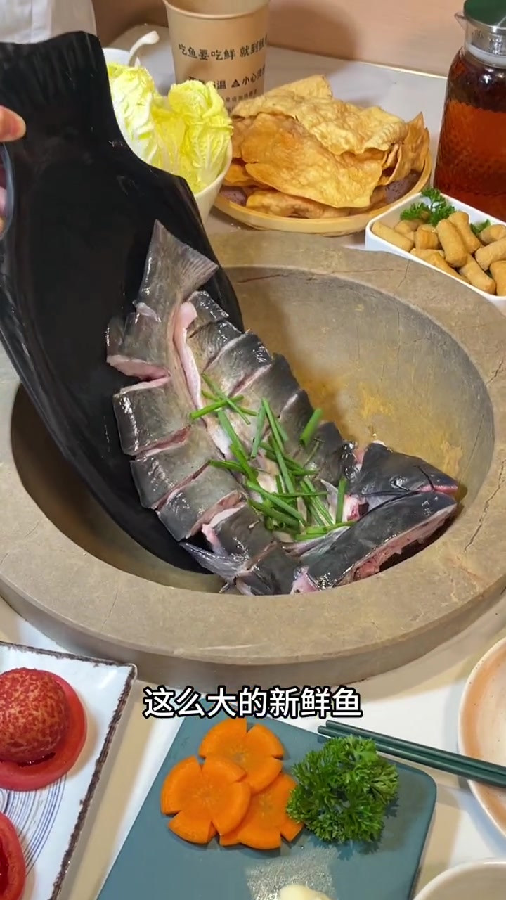 云南蒸汽石锅鱼不会还有人没吃过吧,高温蒸汽6分钟就可以吃了,鱼汤巨鲜美!国庆美食打卡 临沂