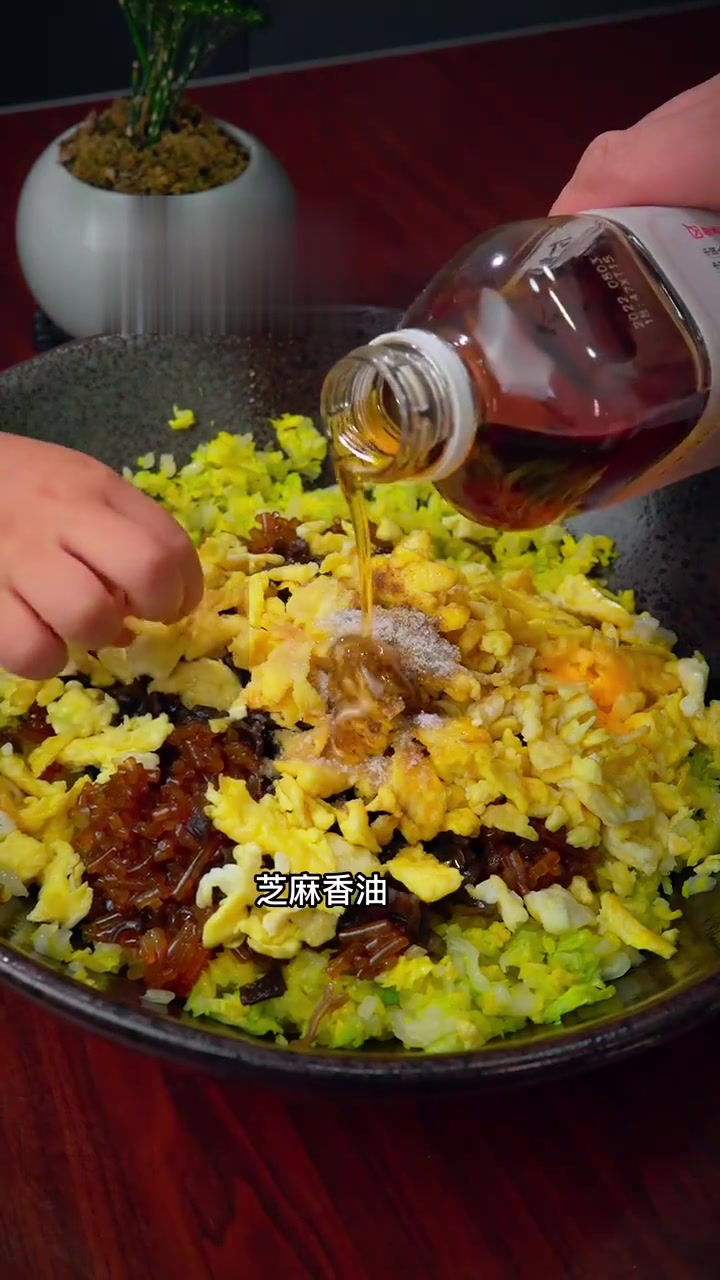 大人小孩都喜欢吃的白菜粉条菜卷做法