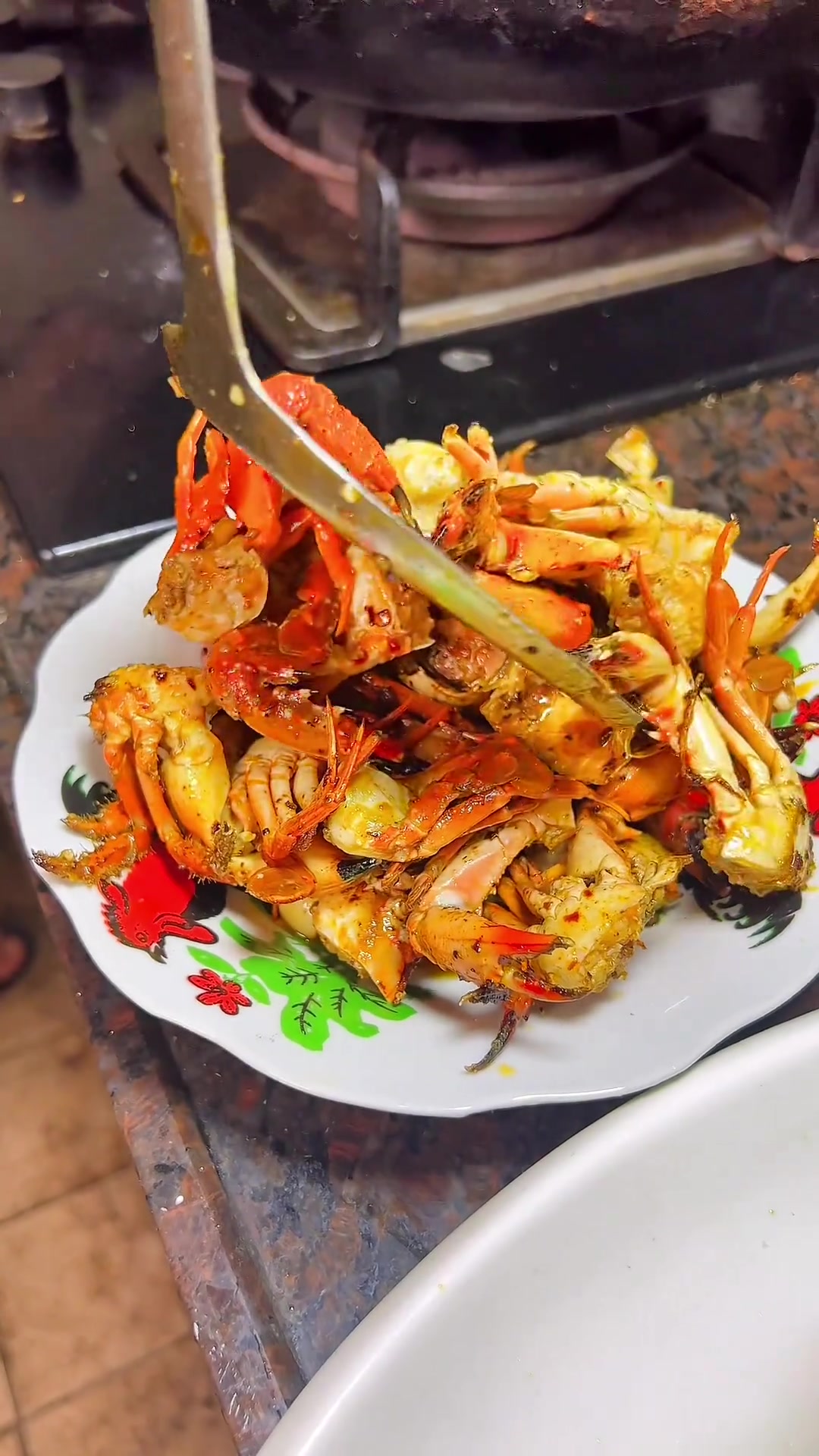 好久没去潜水抓海鲜了,抓到漂亮的彩眉鱼和好多螃蟹,清蒸香辣一起安排上 赶海 海鲜美食 新农