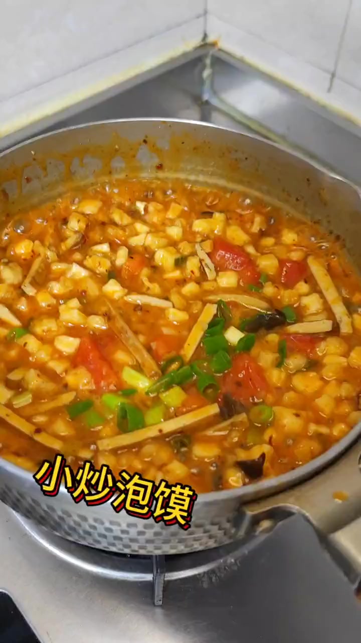 陕西特色美食,牛羊肉泡馍,酸辣口的小炒泡馍,馍粒劲道汤香肉烂 每日美食分享