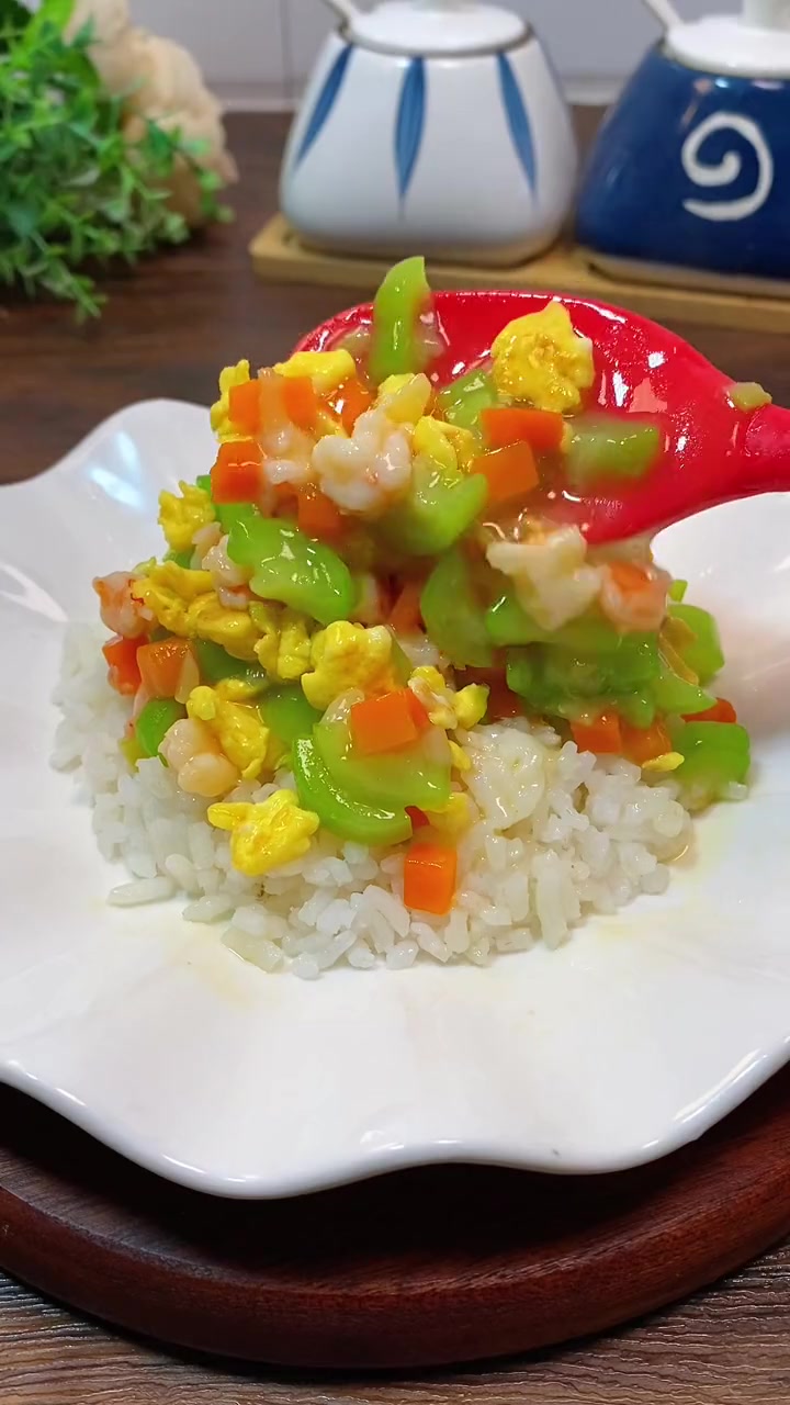 这样做的丝瓜虾仁炒鸡蛋,鲜香味美又营养,把它盖到米饭上,孩子轻松光盘 宝宝辅食 儿童美食 