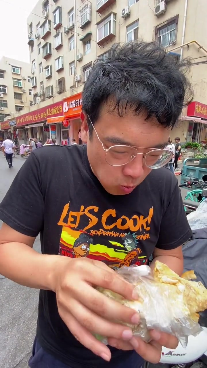 济南一个好吃的煎饼果子 民间传统美食 山东生活日记 吃在山东