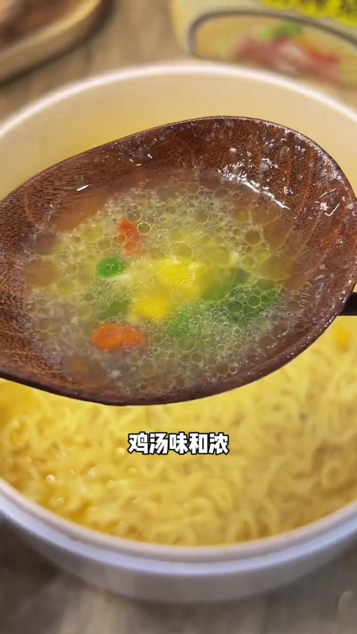 喜欢吃面的可以试试这个 白象方便面 这个老母鸡汤面很有营养,它里面不是那种粉包,煮出来汤汁