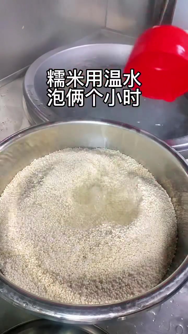 分享一道珍珠糯米丸子,沔阳风味菜肴,是著名的三蒸之一。操作关键:1 肉糊口味要调准,并搅打