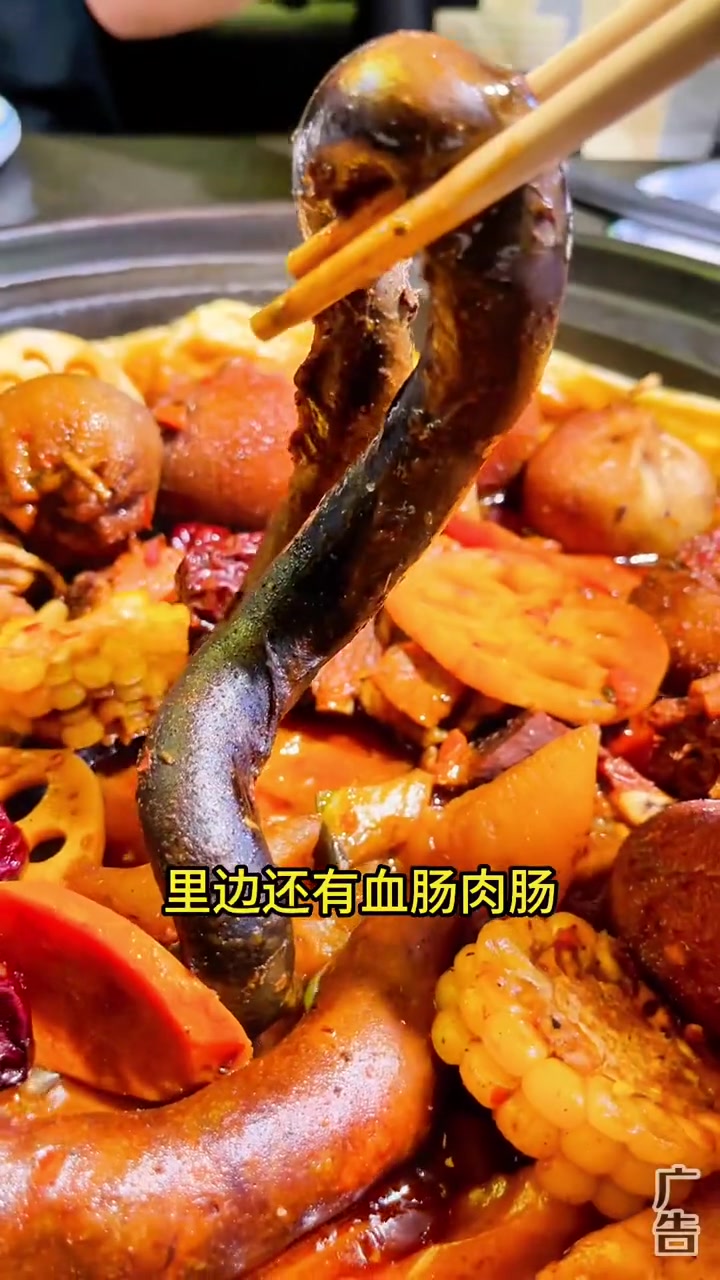 138的烤羊腿套餐,还有凉菜和精酿,外地朋友一定要吃肚包肉锅,血肉肠、肚包肉、羊排,满满一