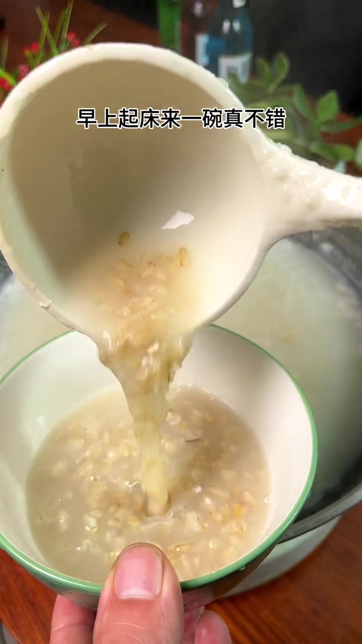 早上不知道吃什么的时候那就试试这个燕麦白面粥吧,简单好吃还营养 美食教程 美食教程 燕麦粥