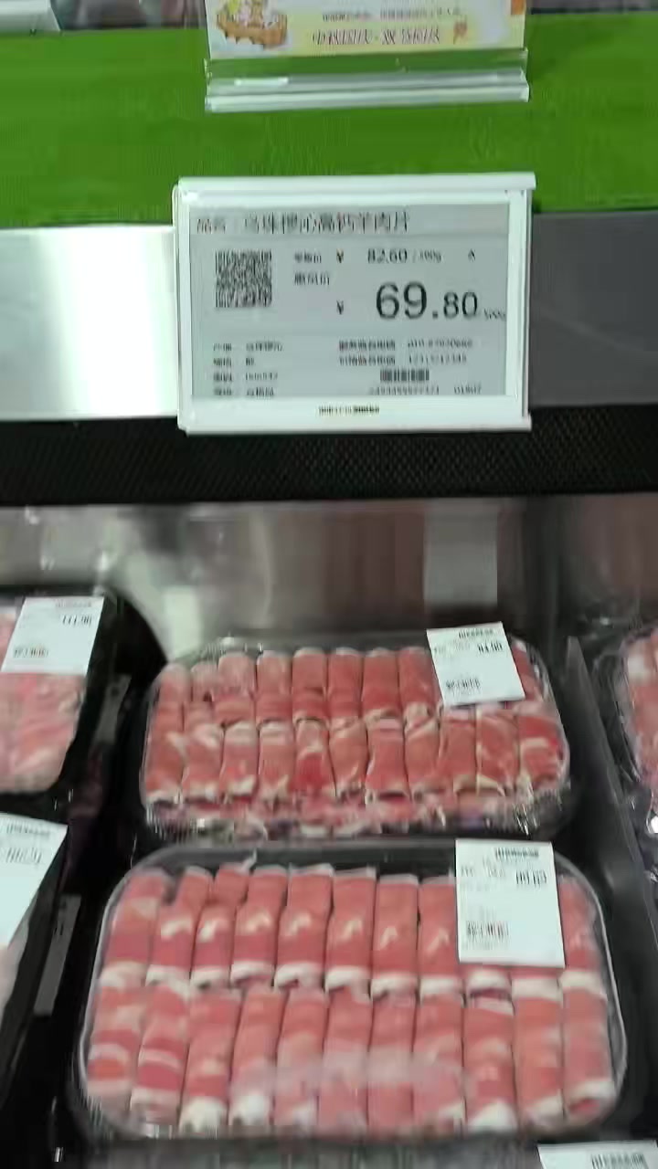 北京新开的大超市能看到锡盟乌珠穆沁的羊肉。