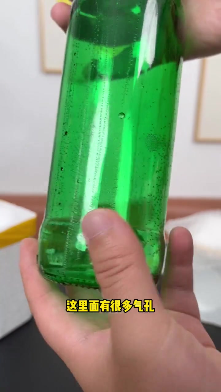 这个徒手捏啤酒瓶的都是道具,用糖做的啤酒瓶,妥妥的骗人啊,大家千万别信!真实测评 啤酒瓶