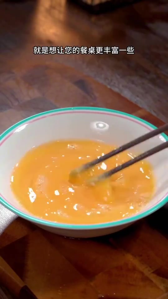 虾仁豆腐,把河虾放到豆腐里蒸一蒸。