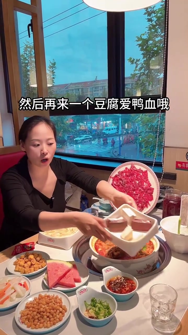 旺辉火锅这个套餐太划算了,2-3人餐才100出头,视频左下角赶快团