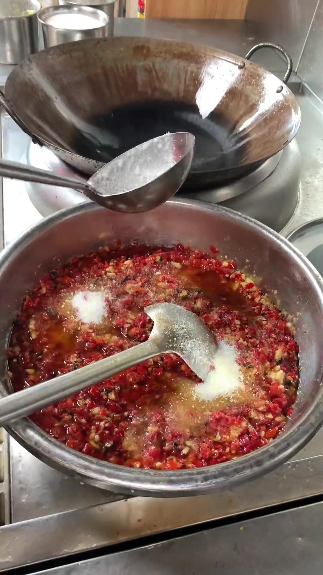 偷偷的把酒店大厨做剁椒的办法告诉你,看完我这个视频,你也可以在家里做出好吃的剁椒啦。不管是