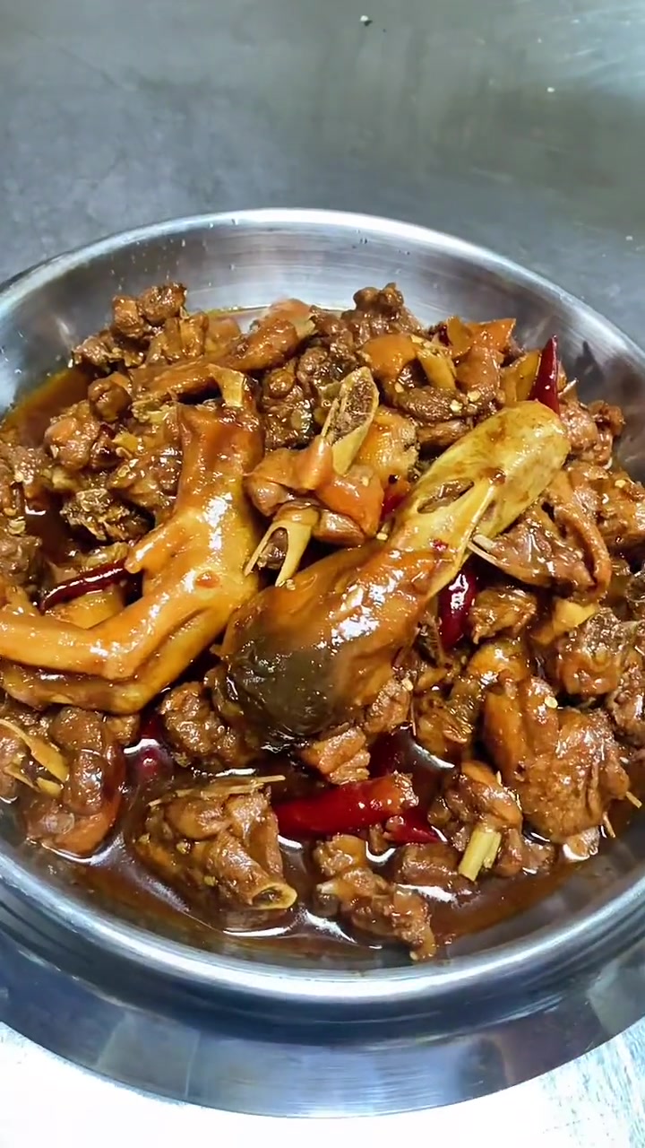 番鸭不要老是煮汤了,来跟我学做这道湖南名菜,土匪鸭吧,全程不放一滴水,味道鲜辣,烹饪简单。