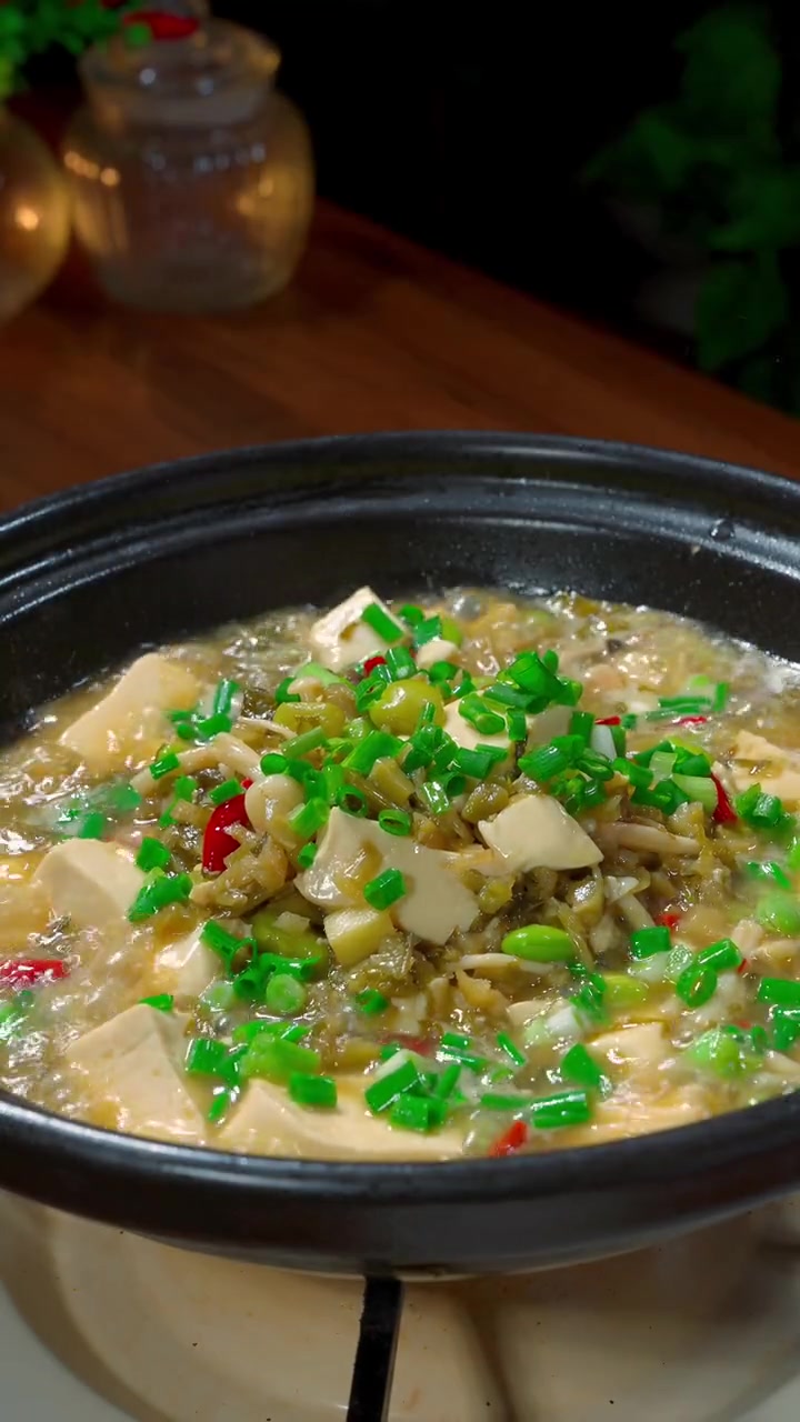 咸菜炖豆腐是很经典的一道美食,做法也是很简单,喜欢的赶紧在家里试试吧 炖豆腐 咸菜炖豆腐