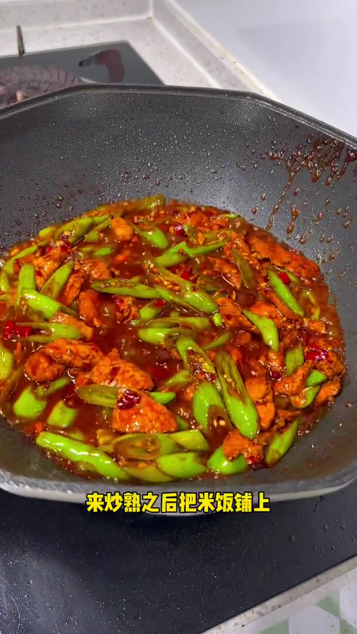 没吃过青椒炒肉盖饭的一定去试一试,真的惊艳到我了!辣椒炒肉盖饭 青椒炒肉拌饭做法 懒人焖饭