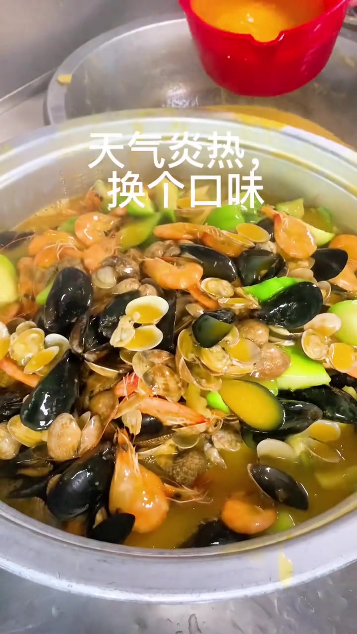 分享一道简单的半汤半菜给大家。海鲜搭配丝瓜,也是一个不错的选择。公司食堂员工餐 好食材好味