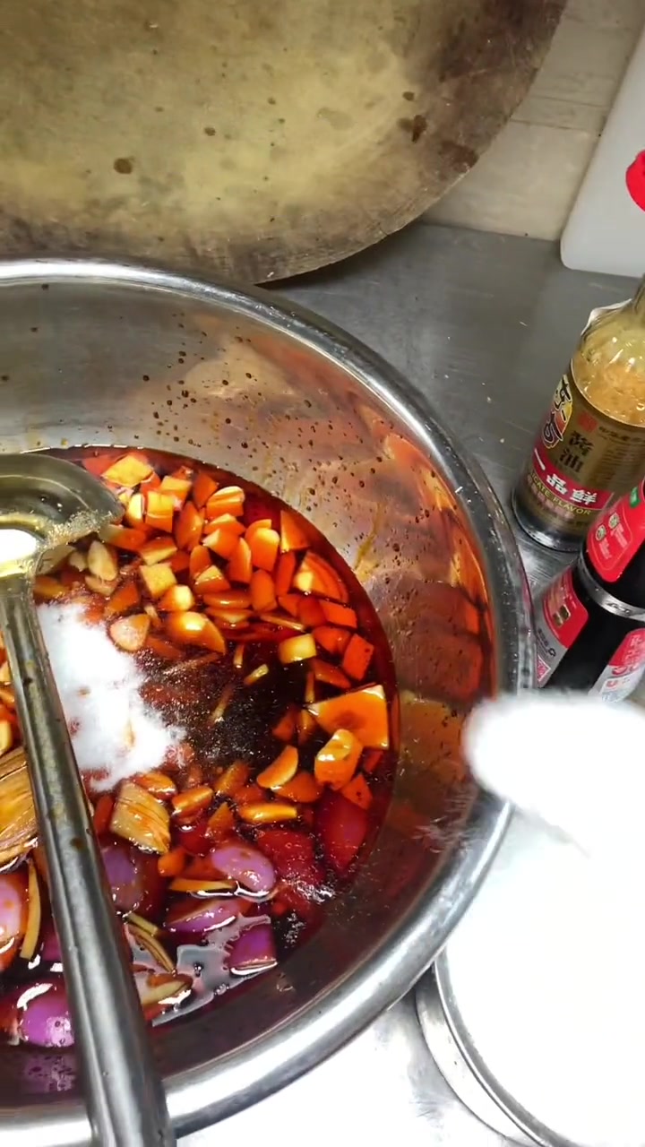 夏天到了,要考虑成本,和口味。今天给大家带来一道藤椒鸭胗。公司食堂员工餐 美食分享 干净卫