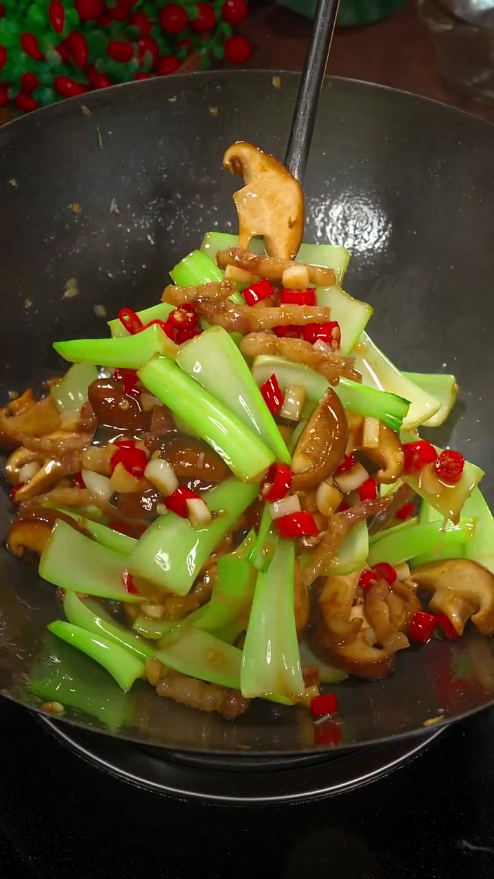 大鱼大肉吃腻了 可以试试这道青菜杆炒香菇 家常菜就要有家常菜的味道