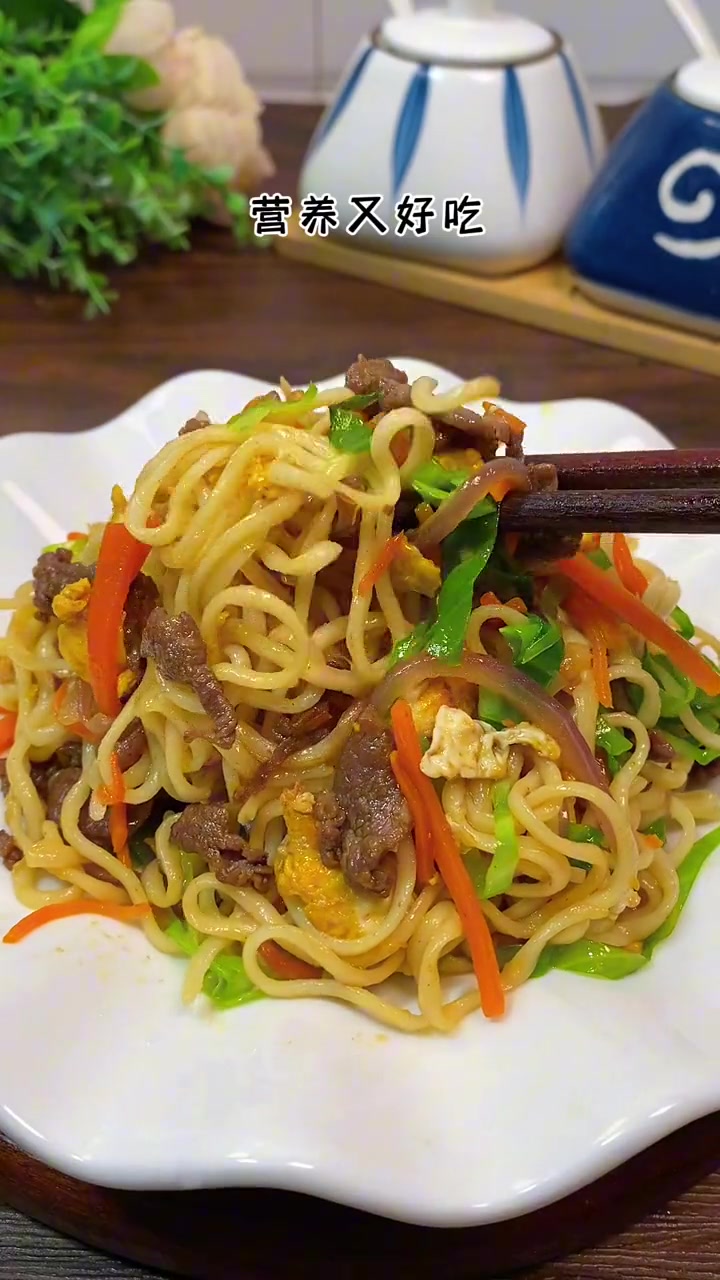 如果孩子汤面吃腻了,可以试试这个的牛肉炒面,鲜香好吃,孩子很喜欢吃 儿童美食 鸡蛋面 炒面
