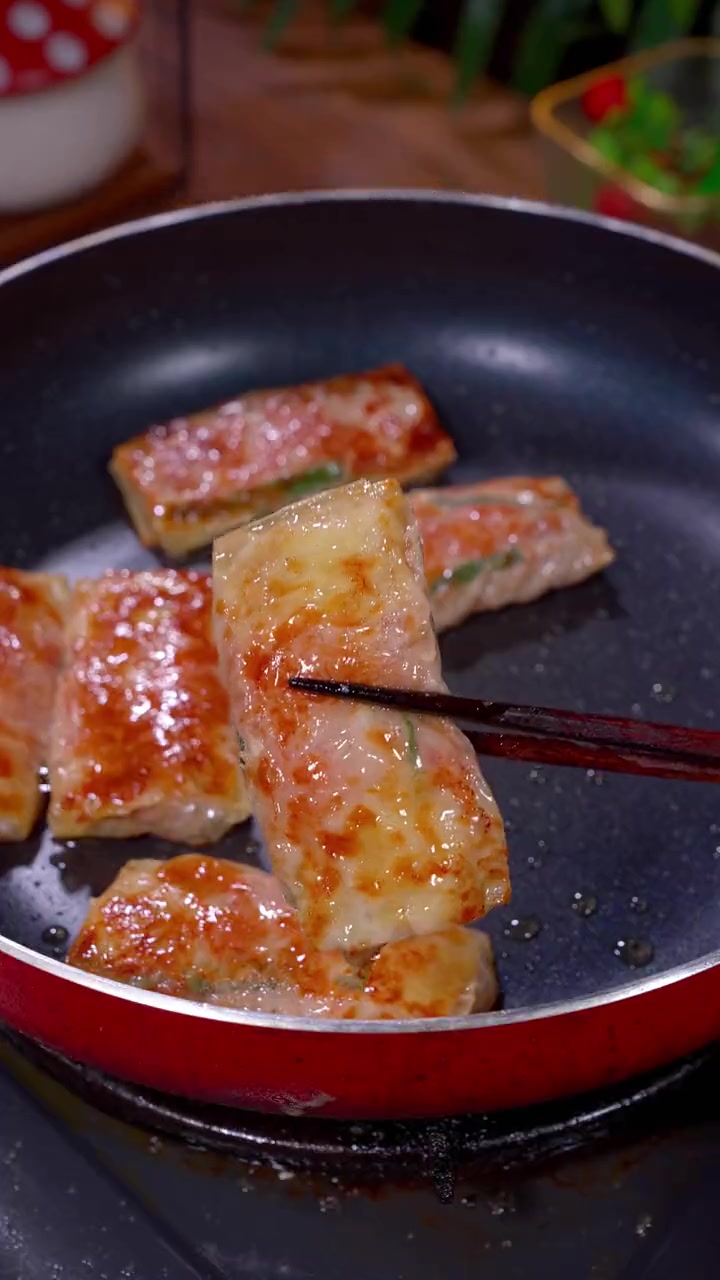 广东茶餐厅的萝卜肉卷原来在家做如此简单,外酥里嫩非常好吃。萝卜肉卷 妈呀太香了