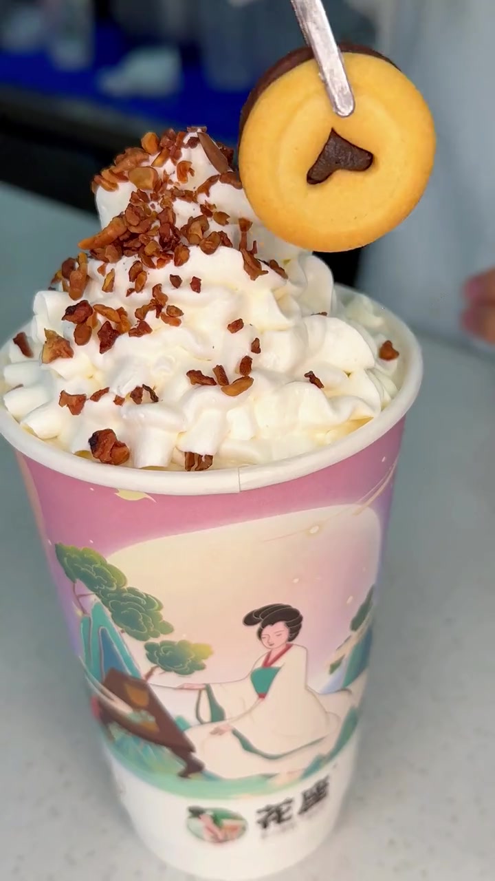 国潮奶茶怎么少得了花座东方茶饮?现在9.9得一杯,口味2选1,颜值与味蕾并存,我先囤啦。奶