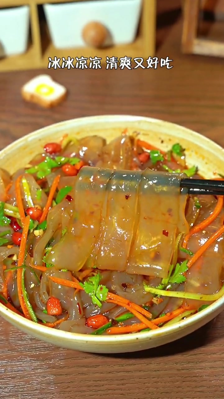 夏天不要总吃凉皮了,试试这个开袋即食的 东北大拉皮,Q弹爽滑、入口劲道,男朋友很喜欢吃 夏
